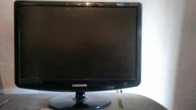 Monitor 19 Samsung 932bwe Plus Preto com defeito