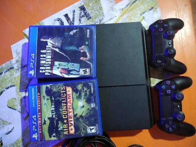 PS4 completo com 2 controles original e 2 jogos