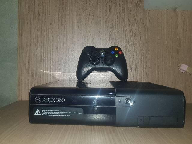 Xbox 360 com dois jogos