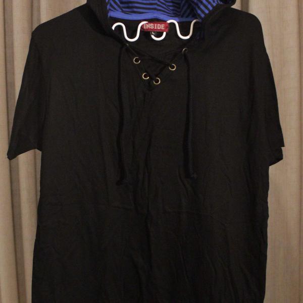 camiseta preta com capuz