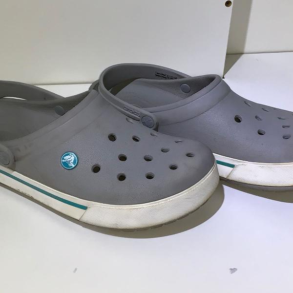 crocs cinza