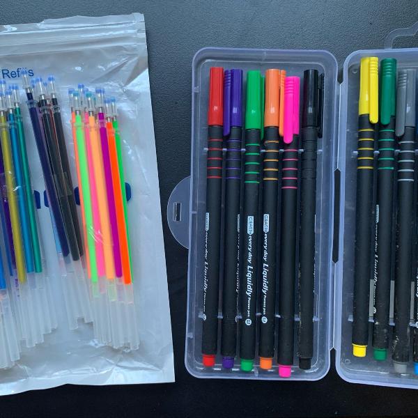 55 canetas gel (cargas) + 12 canetas coloridas