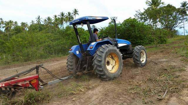 Trator New Holland c/implementos