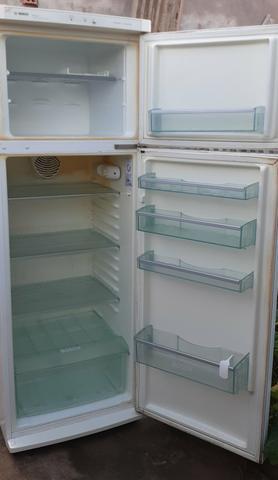 Vendo Geladeira Bosch 440 litros.