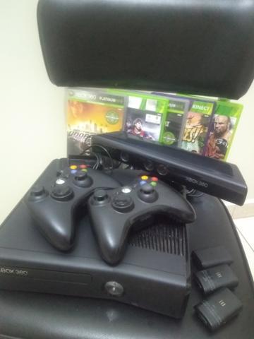 Xbox 360 c/ Kinect + 02 controles + 05 jogos