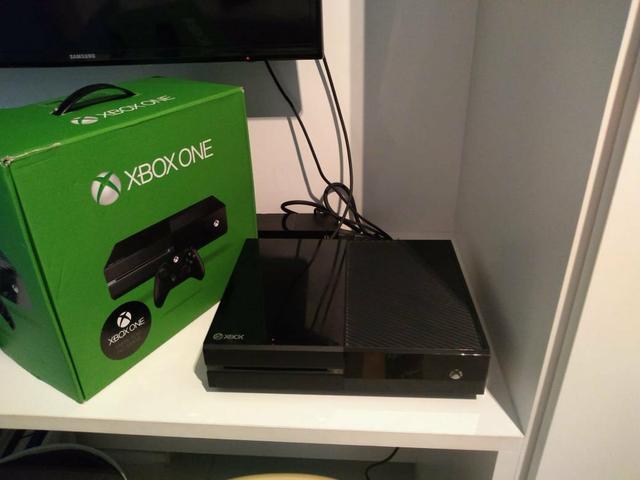 Xbox One com caixa + 13 jogos + 1 controle + headset + gold