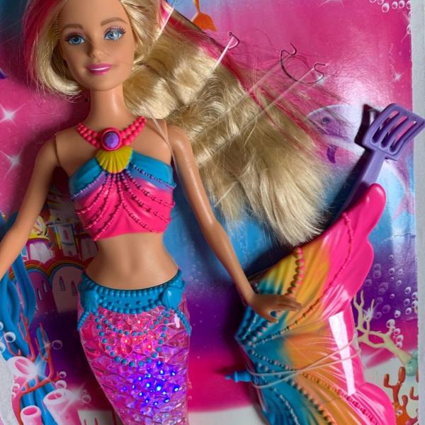 barbie sereia cauda que acende