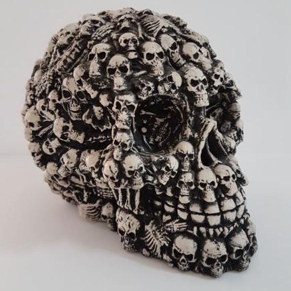 crânio gótico cravejado de esqueletos