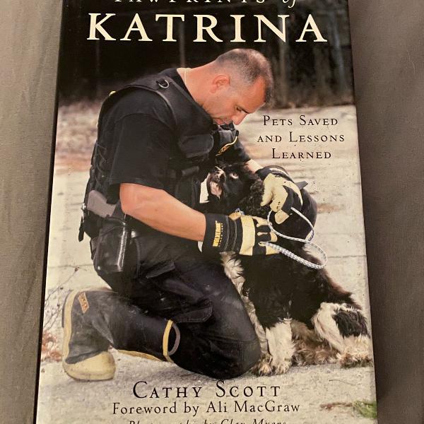 livro pawprints katrina - em ingles