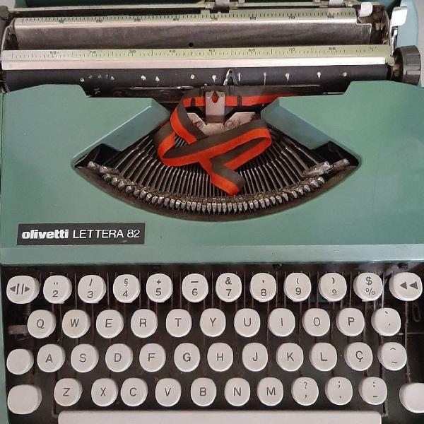 máquina de escrever Olivetti lettera 82