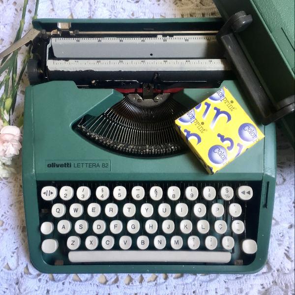 máquina de escrever olivetti lettera verde funcionando