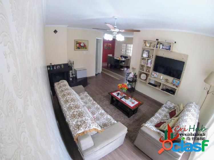Casa com 2 dormitórios e piscina na Av. República/Areal