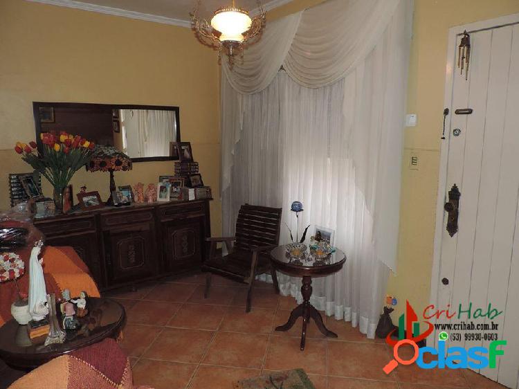 Casa com 3 dormitórios e 2 suítes, no Porto em Pelotas