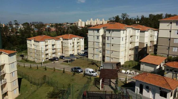 Apartamento com varanda, 2 quartos, todo reformado e ao lado