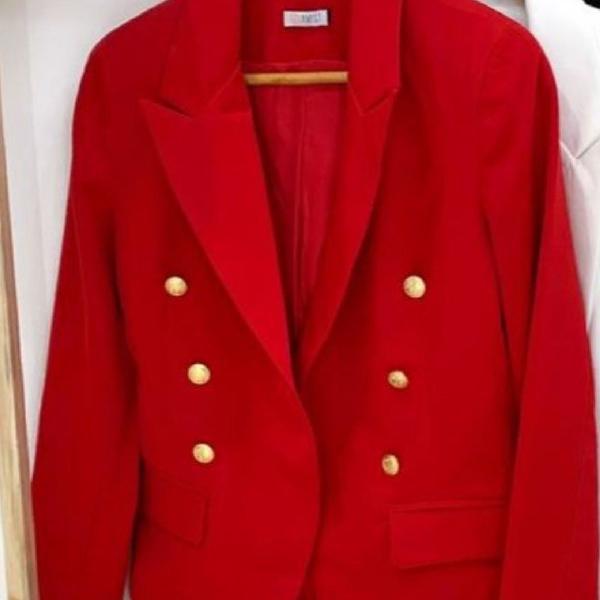 blazer vermelho com botões