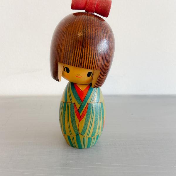 bonequinha de madeira comprada no japão.