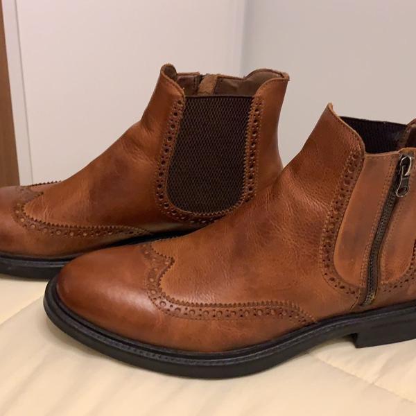 bota chelsea brogue de couro caramelo