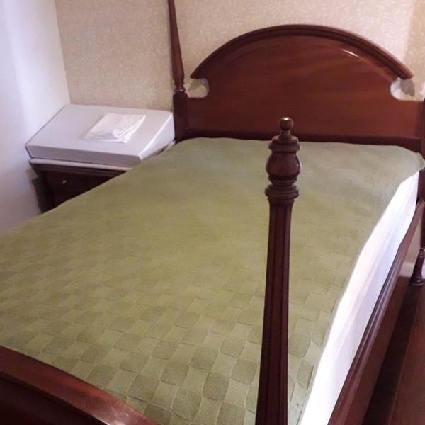 cama e mesa de cabeceira