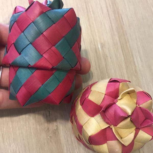 cesta pequena colorida decoração