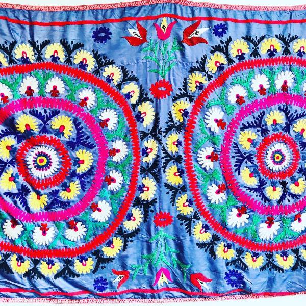 colcha bordada Suzani