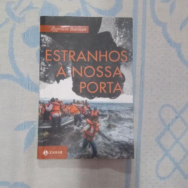 livro de Zygmunt Bauman "Estranhos a nossa preta"