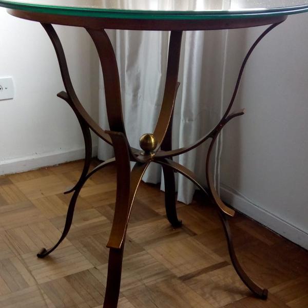 mesa lateral com tampo em espelho, base de vidro e pés em