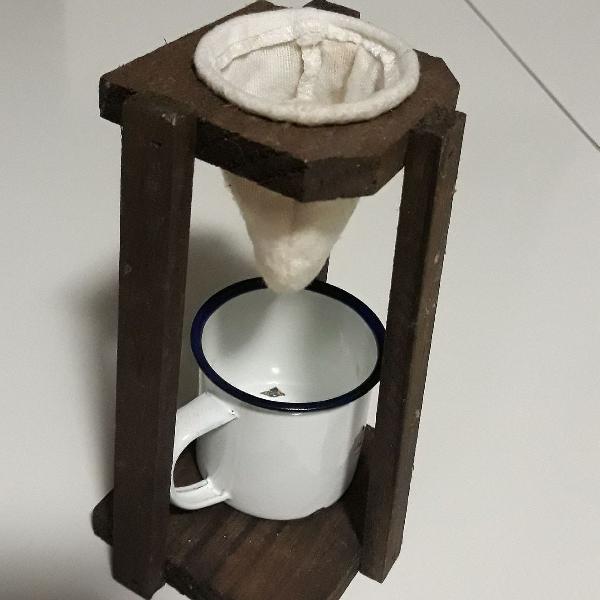 mini coador de café com suporte e xícara de esmalte.