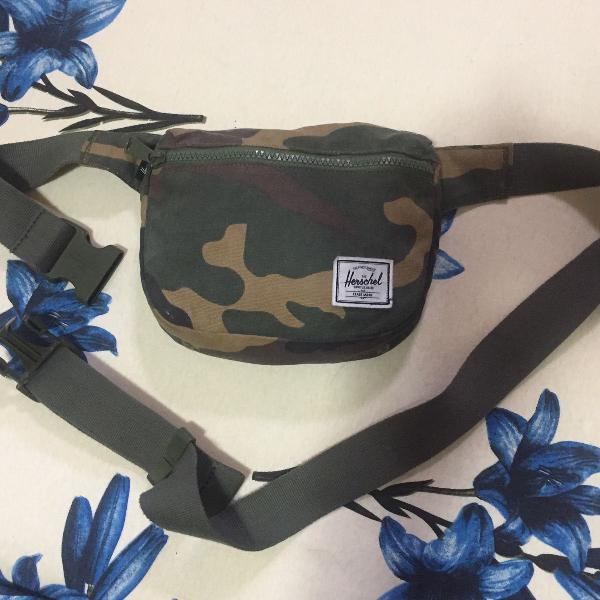 pochete herschel camuflada pequena.