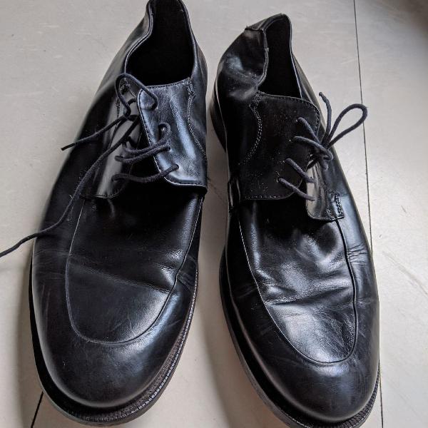 sapato masculino de couro preto e bico redondo