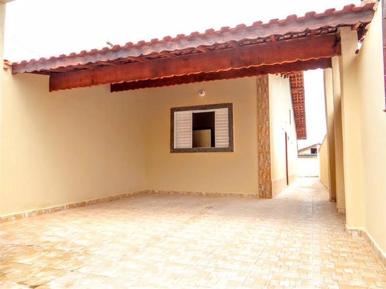 Casa nova, localizada no Agenor de Campos em Mongaguá.