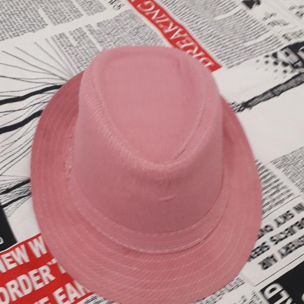 Chapéu rosa cheio de estilo