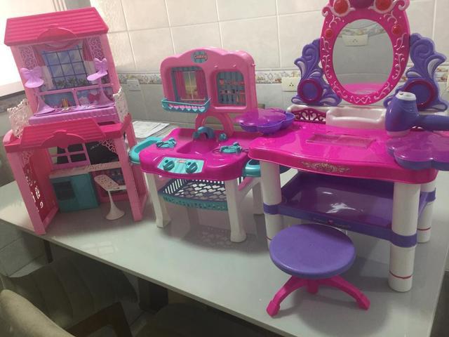 Combo penteadeira, cozinha e casa da Barbie