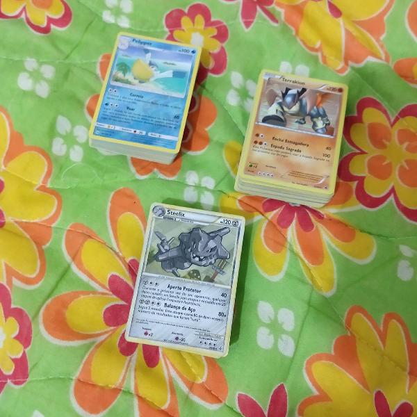 Pokémon deck com 50 cartas sortidas