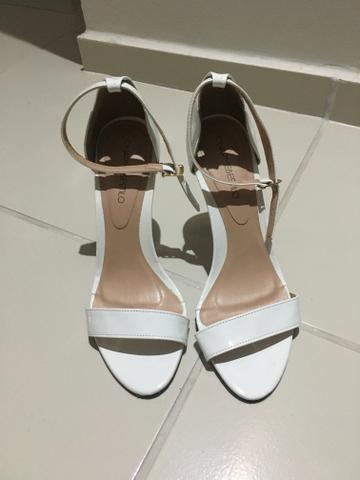 Vendo sandália clássica cor branca