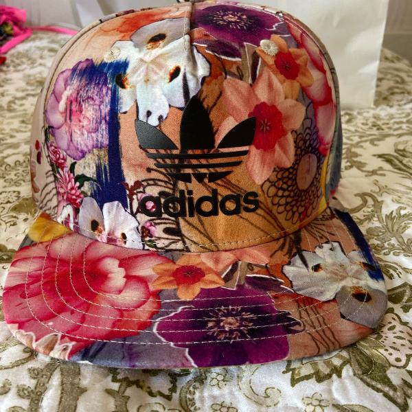 boné adidas florido
