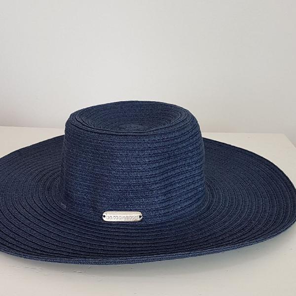 chapéu de palha azul marinho arrasando no calor