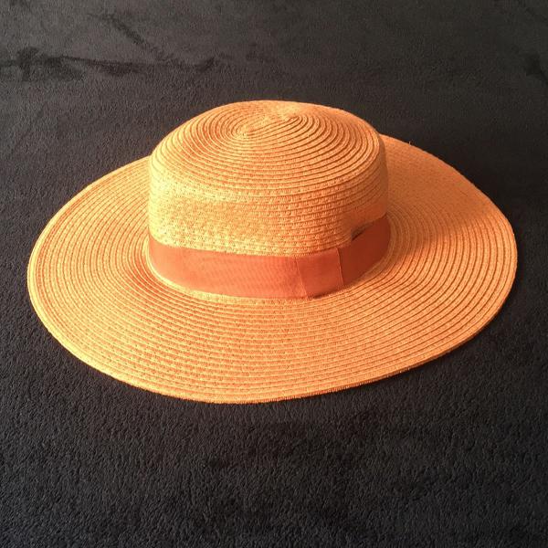 chapéu laranja de palha