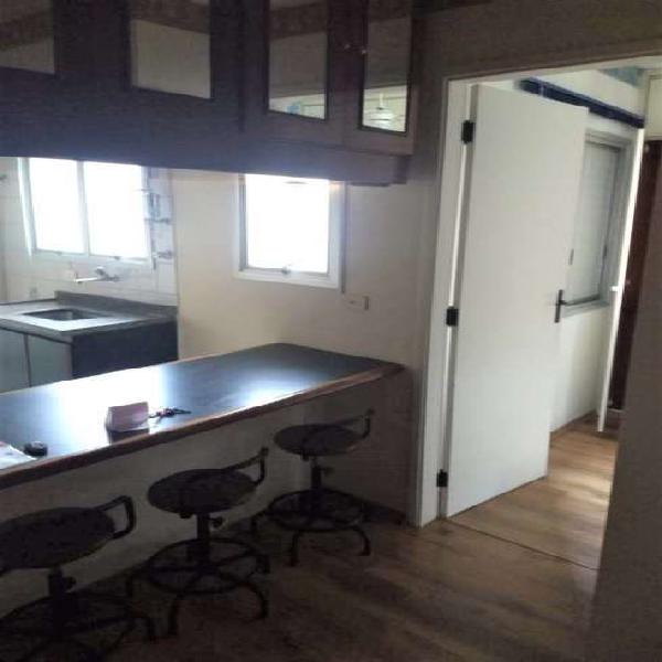 Dormitório com garagem