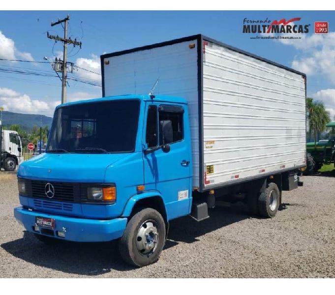 Mercedes Benz 710 - Baú de 5.20