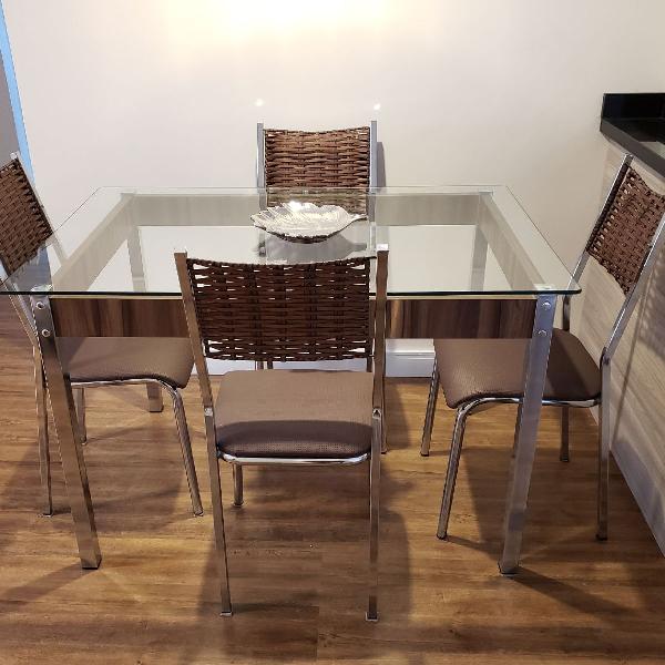 Mesa de jantar c/ 4 cadeiras