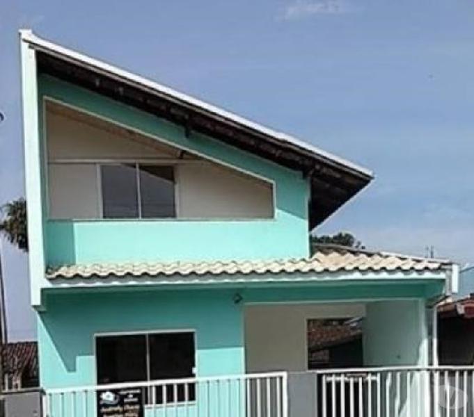 Vende-se sobrado com quatro quartos em Itapoá!