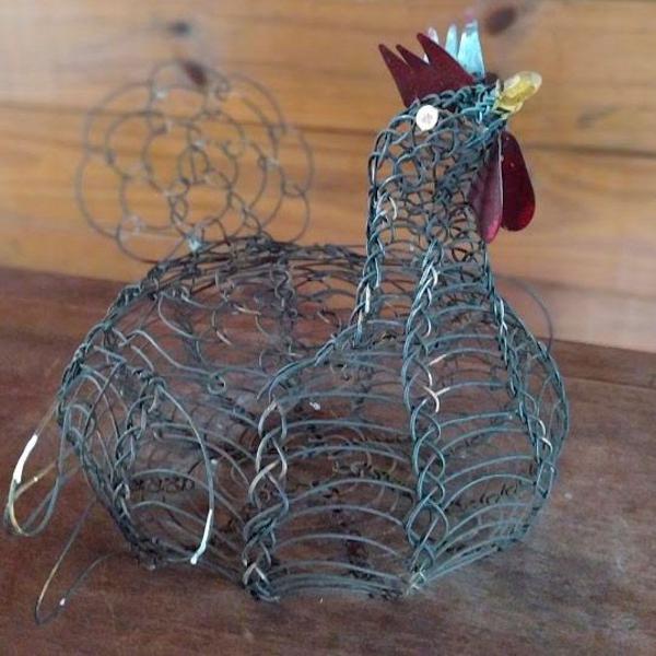 antigo porta-ovos representando uma galinha feito em arame