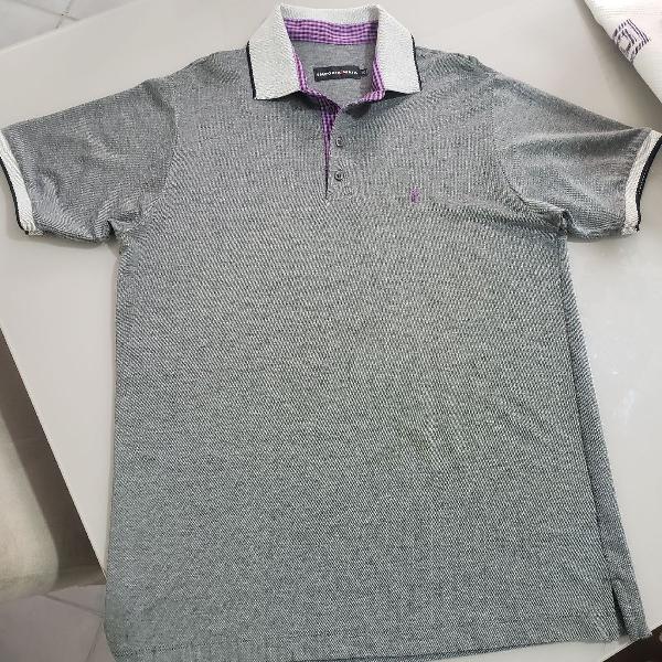 camisa gola polo cinza com detalhes em roxo na gola da