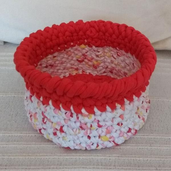 cesta de fio de malha feita de crochet