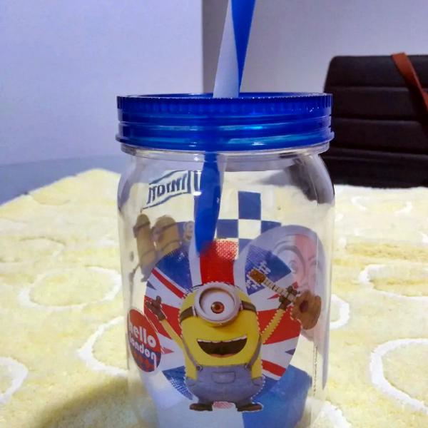 copo dos minions com canudo e gelo reutilizável