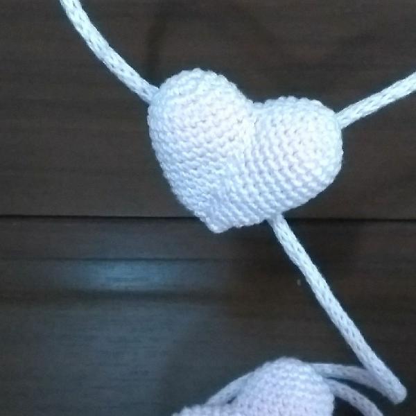 decoração em tricotin e coração amigurumi
