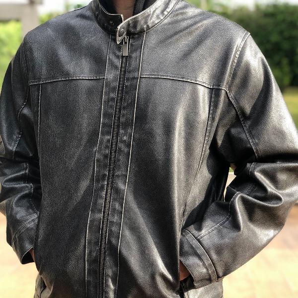 jaqueta em couro sintético preta com capuz