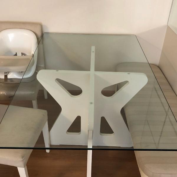 mesa com 2 cadeiras e uma banqueta para 2 lugares