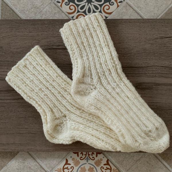 par de meias feitas com crochê