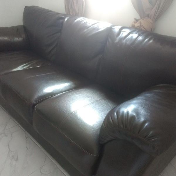 sofa 3 lugares em courino marrom escuro
